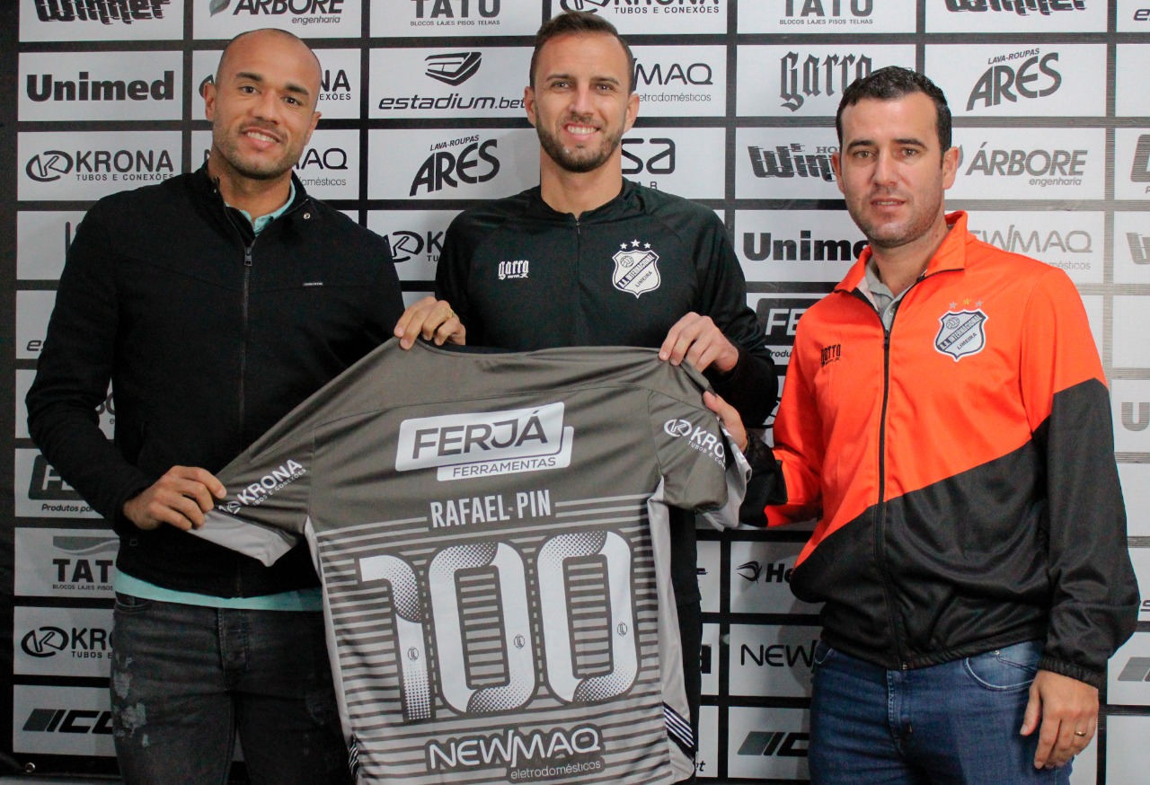 Rafael Pin recebe homenagem pelos 100 jogos com a camisa da Internacional