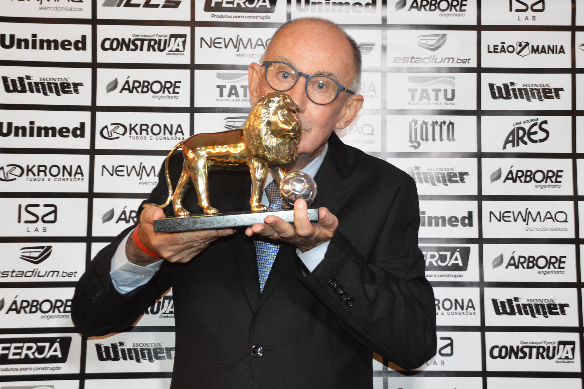 Conselho Deliberativo da Internacional homenageia Vladimir Heldt, o Tomi, com troféu “Leão de Ouro”