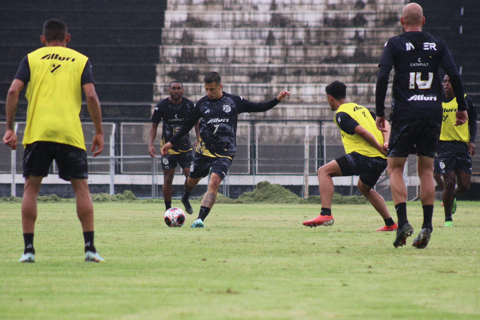 Internacional treina sob chuva no Limeirão