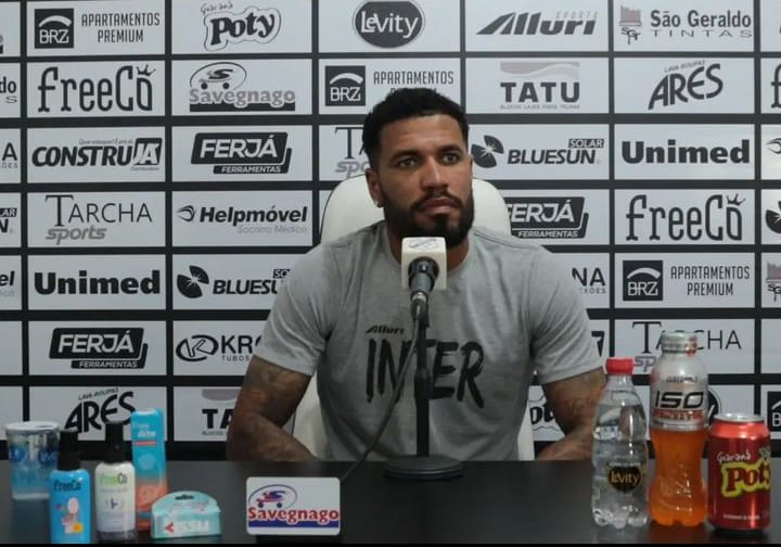 Jonathas concede entrevista coletiva no Limeirão